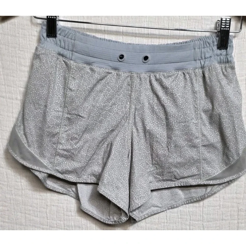 Lululemon Women's Hotty Hot Swiss‎ Dot Light Gray Shorts Sz 4 No Drawstring
